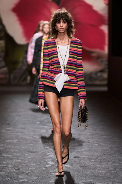 Look 15